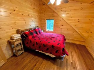 Brand New Log Home Well appointed great location with AC wifi cable fireplace firepit - Bethlehem - 1