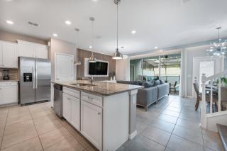 860 Windsor Island 12 guests front clubhouse pool - Davenport - 1