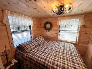 Adorable Old Timey Lakeside Log Cabin - Little House on the Big Arb - Woodruff - 6