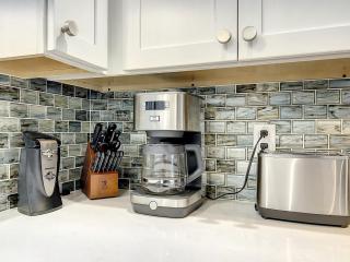 Pool-side OceanFront Condo - Steps to Beach & Flagler Ave - New Smyrna Beach - 3