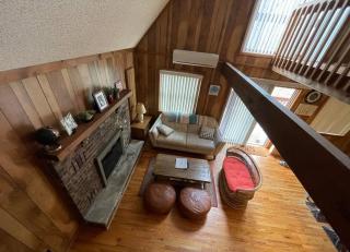Gated Poconos cabin with Community Amenities - Bushkill - 7