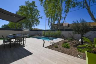 Entre les Alpilles, la Mer, la Camargue, à huit kilomètres de ARLES ,Villa des jasmins ,piscine,3 chambres ,climatisation, wifi fibre - Raphèle - 5
