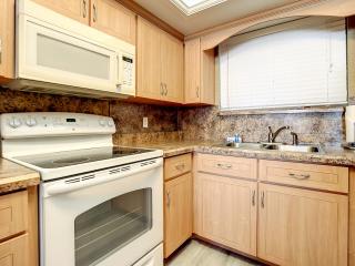 OceanView Beachfront Condo, Pool & Near Flagler Ave - New Smyrna Beach - 4