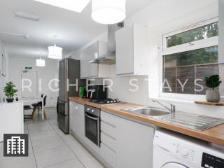 Large Home for Contractors & Families - Garden & Amenities - Londra - 6