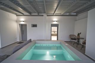 White Note Luxury Suites - Perivolos - 1