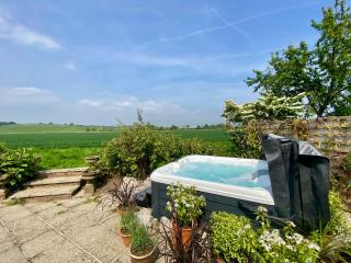 Idyllic Country House for Intimate and Large Gatherings, Hot tub, Games Room, Tranquil Setting, Views, Vineyards, Dogs - Tenterden - 8