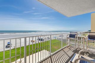 Updated Oceanfront Condo! Pool, Beach & steps from Flagler Ave - New Smyrna Beach - 7