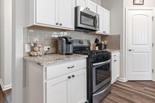 Spacious & Comfy KING Bed with Garage in Lake Charles - 4