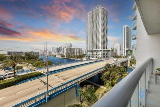 2BR with Balcony - Amazing Pool - Gym - Hallandale Beach - 0
