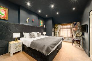 City Retreat, Spacious 4 Bed House, Games Room, Parking, Hot Tub & BBQ - 6