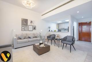 Vogue Stylish and Cozy in Greens Dubai, Three Bedroom Apartment with a Dedicated Work Space and Big balcony With full Amenities - 2
