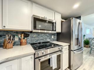 Gorgeous Oceanfront Condo - Beach, Pool & Steps to Flagler Ave - New Smyrna Beach - 6