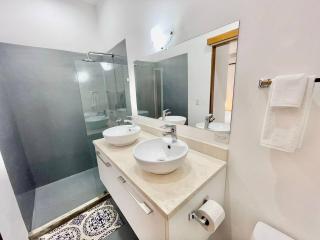 Modern 2 Bed 2 Bath L Strong Wifi Carport - 1