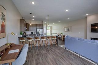 Luxury 3-Bedroom Townhome - Spectacular Views - Omaha - 9