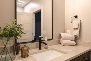 Luxury 3-Bedroom Townhome - Spectacular Views - Omaha - 5