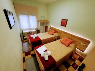 Girona Centro 7pax (3º) Parking* Car,Moto,Bike - 2
