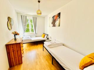 Stötteritz Holiday Apartment - 3 Rooms - 6 People - 5 beds - Balcony - Great public transport 11 minutes to the city - 8
