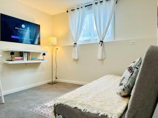2BR 1BA Garden View Guest Suite - King-size Bed - Free Parking - Vancouver - 4