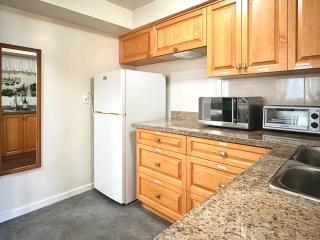 2BR 1BA Garden View Guest Suite - King-size Bed - Free Parking - 1