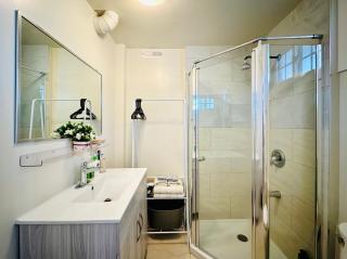 2BR 1BA Garden View Guest Suite - King-size Bed - Free Parking - 4