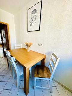 Stötteritz Holiday Apartment - 3 Rooms - 6 People - 4 beds - Balcony - Great public transport 11 minutes to the city - 7