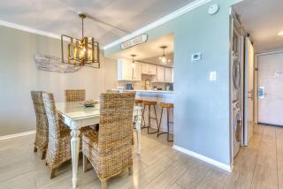 Beach House Condominiums C302 - Beachfront with Pool, WiFi, & Beach Service - Destin - 2