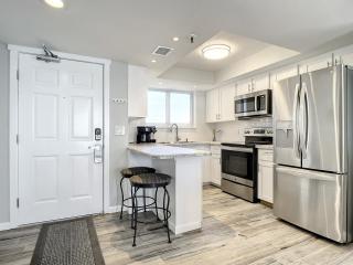 Beachfront Condo - OceanFront, Pool & Steps to Flagler Ave - New Smyrna Beach - 7