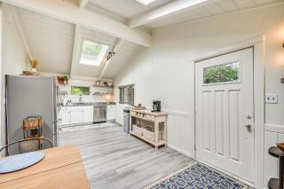 Pet-Friendly Buxton Home with Balcony, 2 Mi to Beach - Buxton - 7