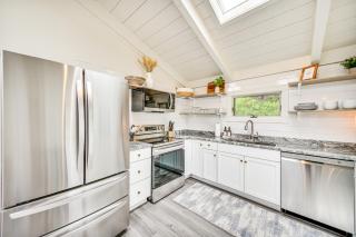 Pet-Friendly Buxton Home with Balcony, 2 Mi to Beach - Buxton - 6