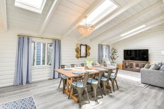 Pet-Friendly Buxton Home with Balcony, 2 Mi to Beach - Buxton - 4