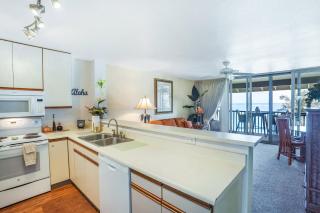 "Picturesque Oceanfront" Wailua Bay View Condo with an Coastline View - Kapaa - 5