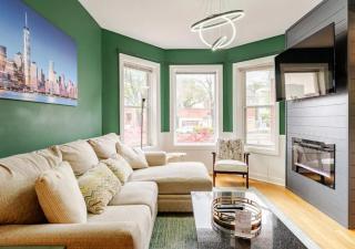 2 Bed Apt w/ Office, Free Parking, Near Wrigley - Chicago - 0