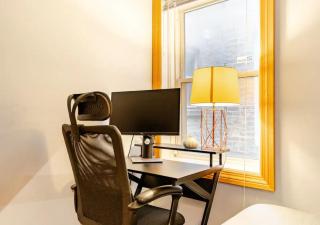 2 Bed Apt w/ Office, Free Parking, Near Wrigley - Chicago - 8