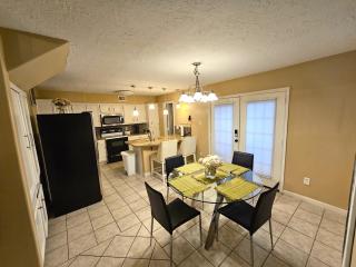 Centrally located Houston Retreat! Sleeps 8, 10 Min to Downtown, Free Parking - 6