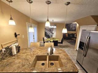 Centrally located Houston Retreat! Sleeps 8, 10 Min to Downtown, Free Parking - 7