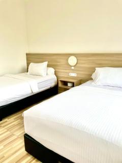 East Marina Guesthouse - Labuan Bajo - 7