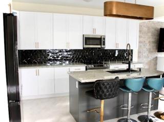 Luxury, Home Away from Home - Brampton - 9