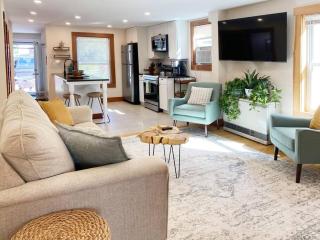 Cozy 3 Bedroom Getaway with Hot Tub - Burlington - 0