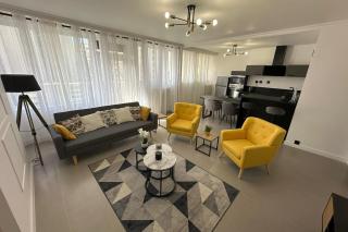 Contemporary Apartment for 4 People with Balcony near Gratte-Ciel Villeurb - Villeurbanne - 0