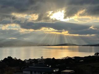 Stunning water view home in Hobart - 8