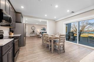 Luxury Downtown 2BDR Lake View Penthouse Condo steps to Beach 404E - 4