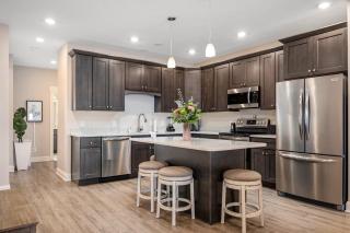 Luxury Downtown 2BDR Lake View Penthouse Condo steps to Beach 402W - 1