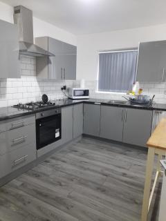 Double Bedroom with private bathroom and shared kitchen - Oldbury - 7