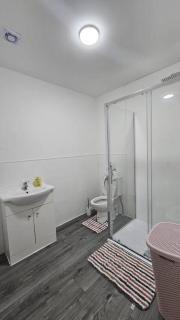 Double Bedroom with private bathroom and shared kitchen - Oldbury - 8