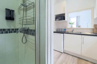 S1 Modern Studio in Central Kilburn - 2