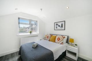 COZY 6-Bed Home in Reading, Close to University, Attractions, Train Station with Garden, Parking & WiFi - 8