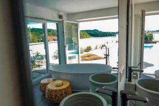 Weingut Holler Chalet Weingarten - 1