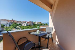 Beachfront Apartment Betty - Happy Rentals - Vrbnik - 9