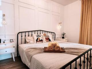 Antique CAT - 2 King Bed & Hot Tub - Free Parking - 7