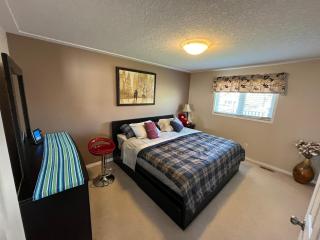 Spacious and Charming Bungalow Retreat (Close to Many Amenities) - Kingston - 8